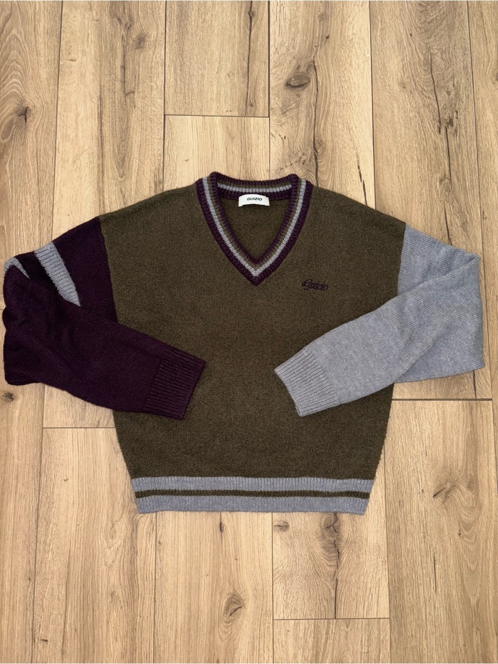 Danielle Guizio Varsity V-neck jumper - Picture 2 of 6